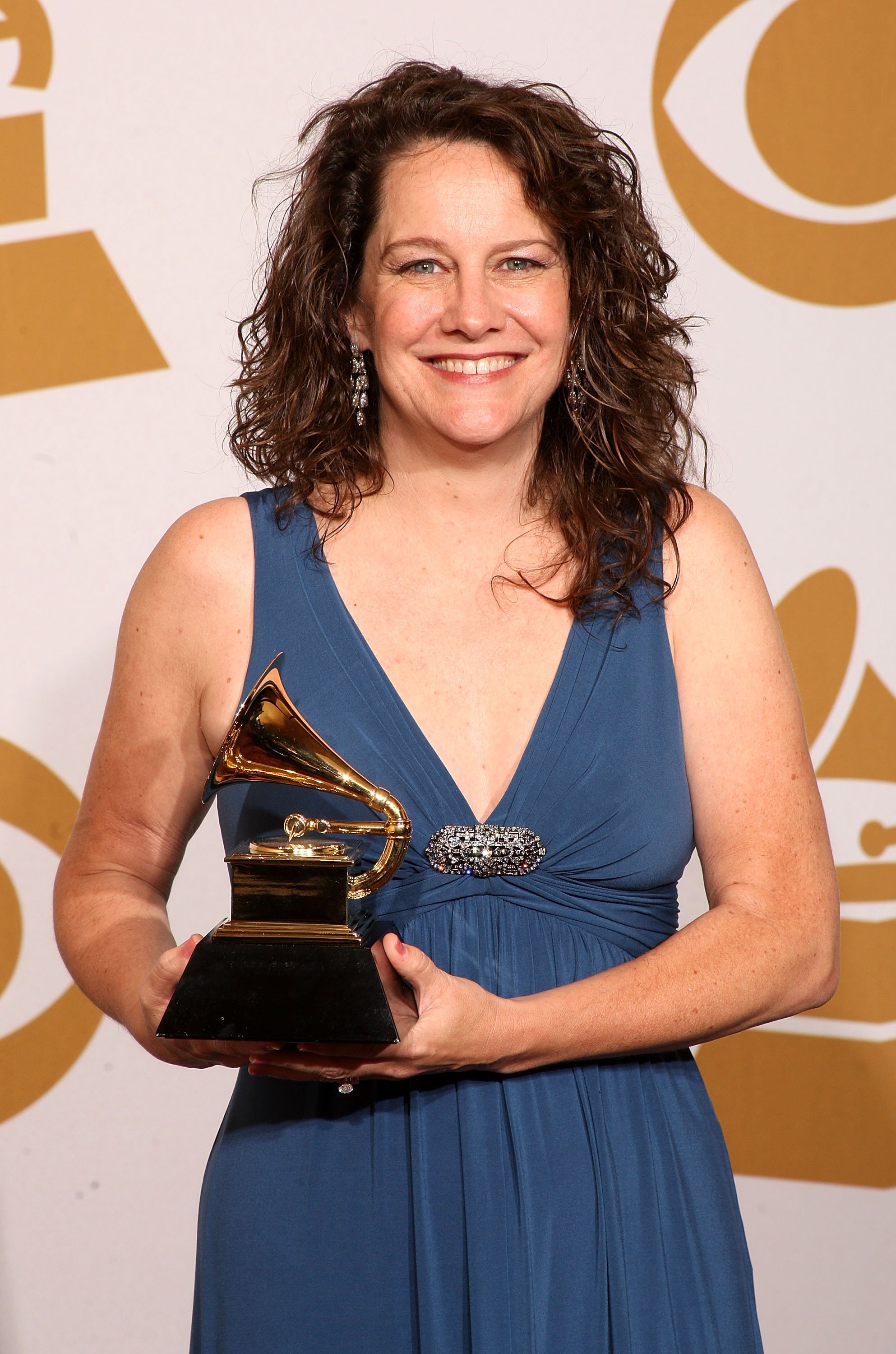 Kelly Carlin poses in the press room with George Carlin's Best Comedy Album award during the 51st Annual Grammy Awards held at the Staples Center on February 8, 2009 in Los Angeles, California. | Source: Getty Images