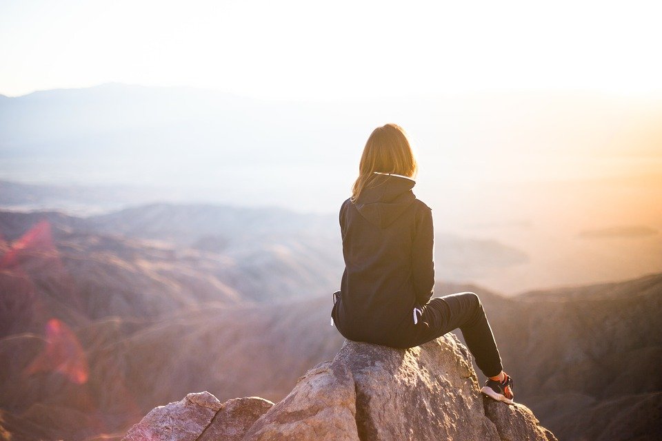 Mujer mirando al horizonte / Imagen tomada de: Pixabay