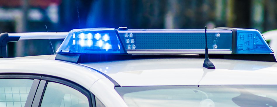 Blaue Lichter des Polizeiautos I Quelle: Getty Images