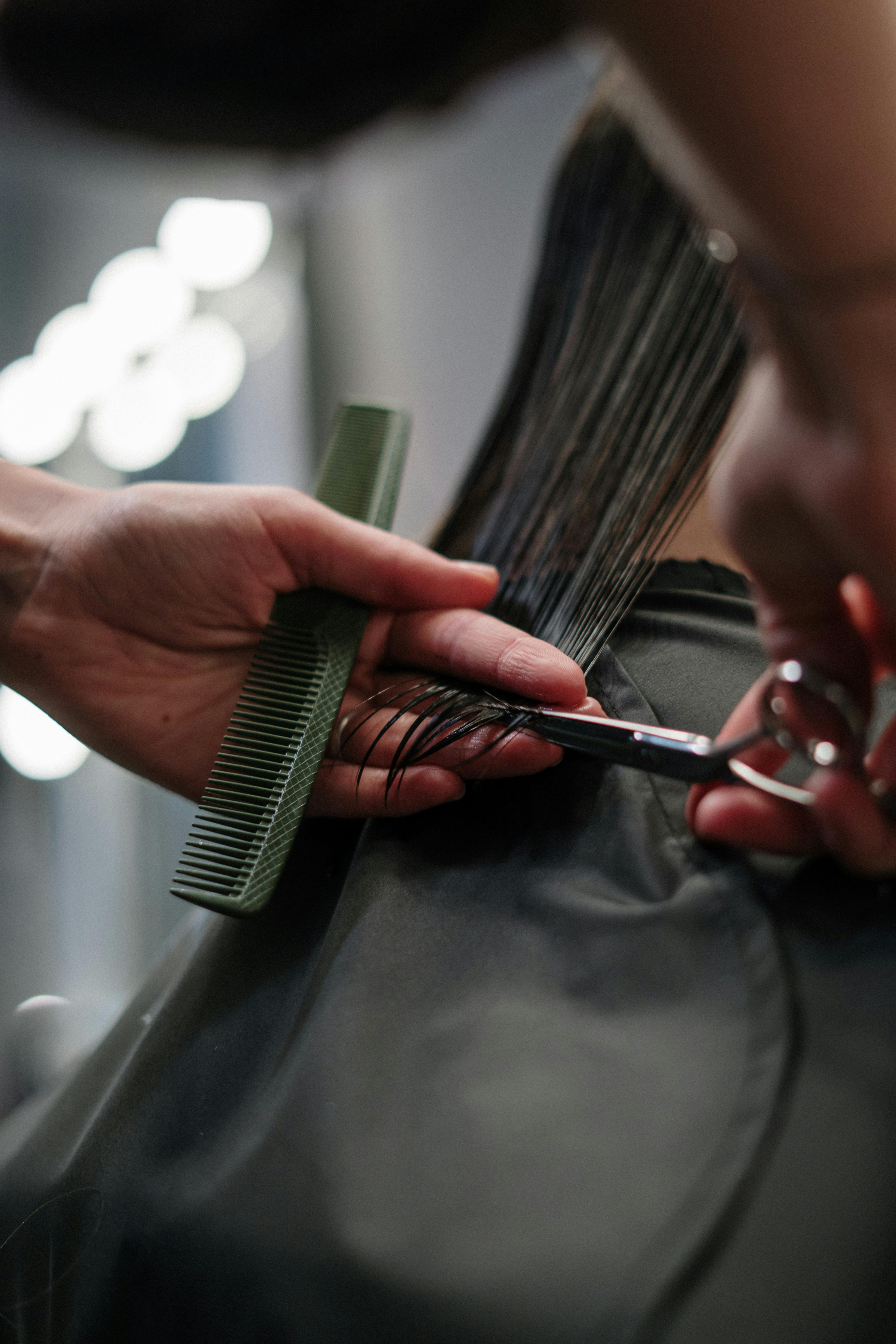 Woman getting a haircut | Source: Pexels