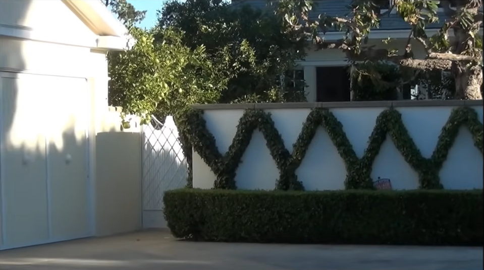 Richard Simmons' Los Angeles home, dated November 12, 2012 | Source: YouTube/@Zachandfriends08