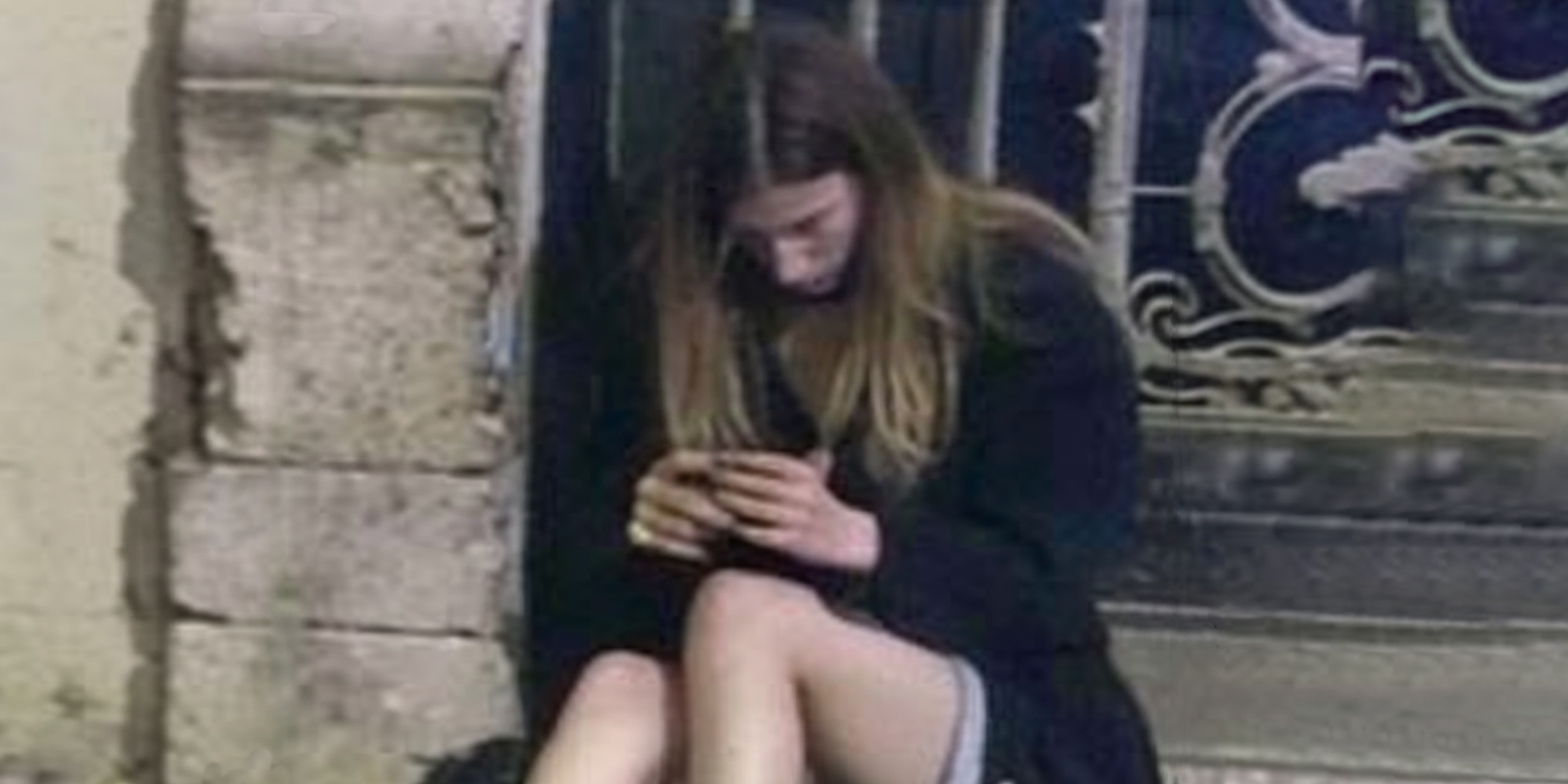 Homeless girl sitting alone | Source: Amomama