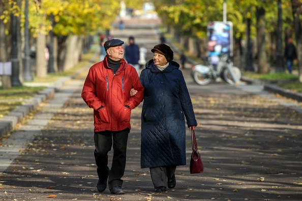 Un couple se promène dans le centre de Moscou au milieu de la résurgence de la pandémie de COVID-19.|Photo : Getty Images