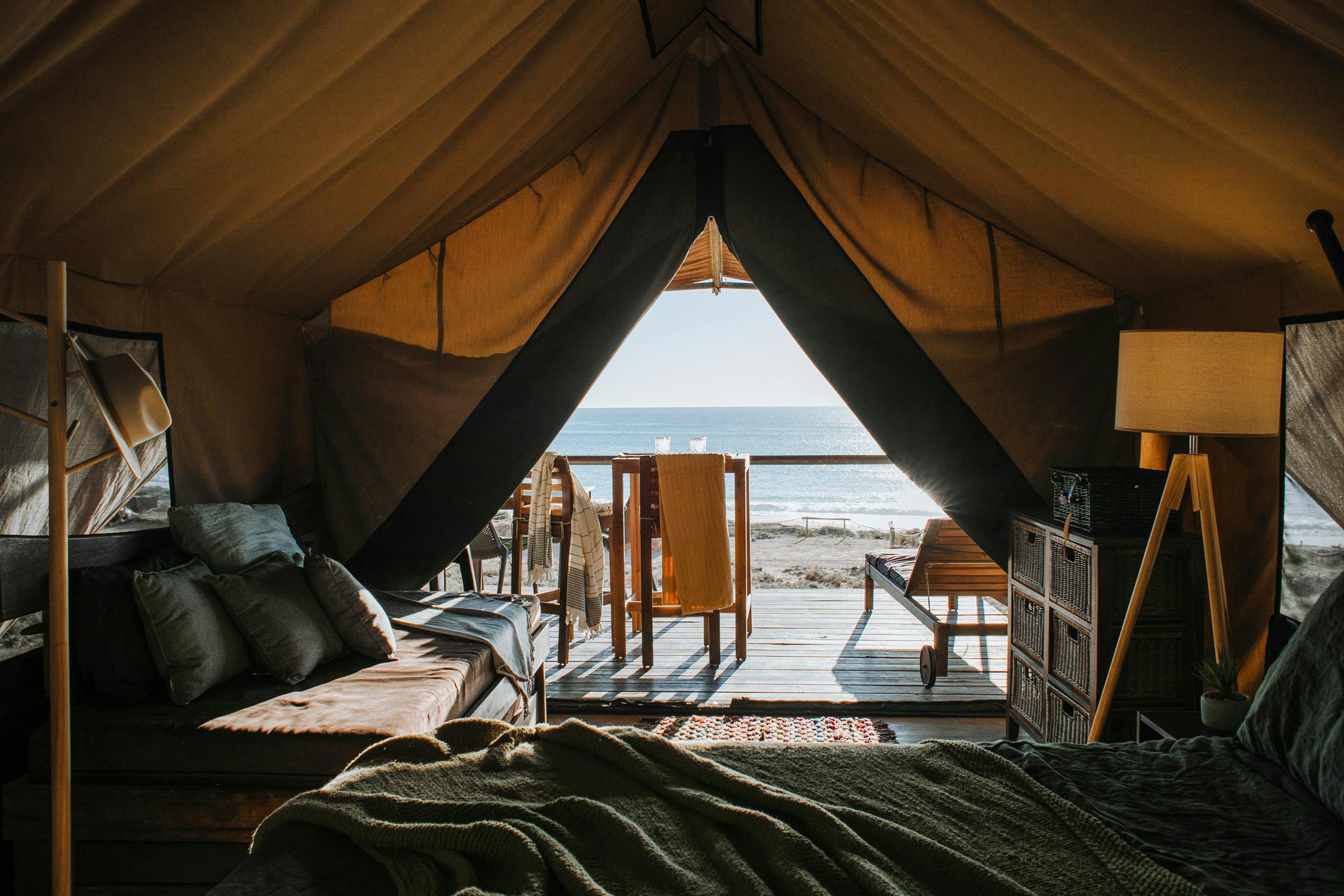 A tented hotel room near the ocean | Source: Pexels