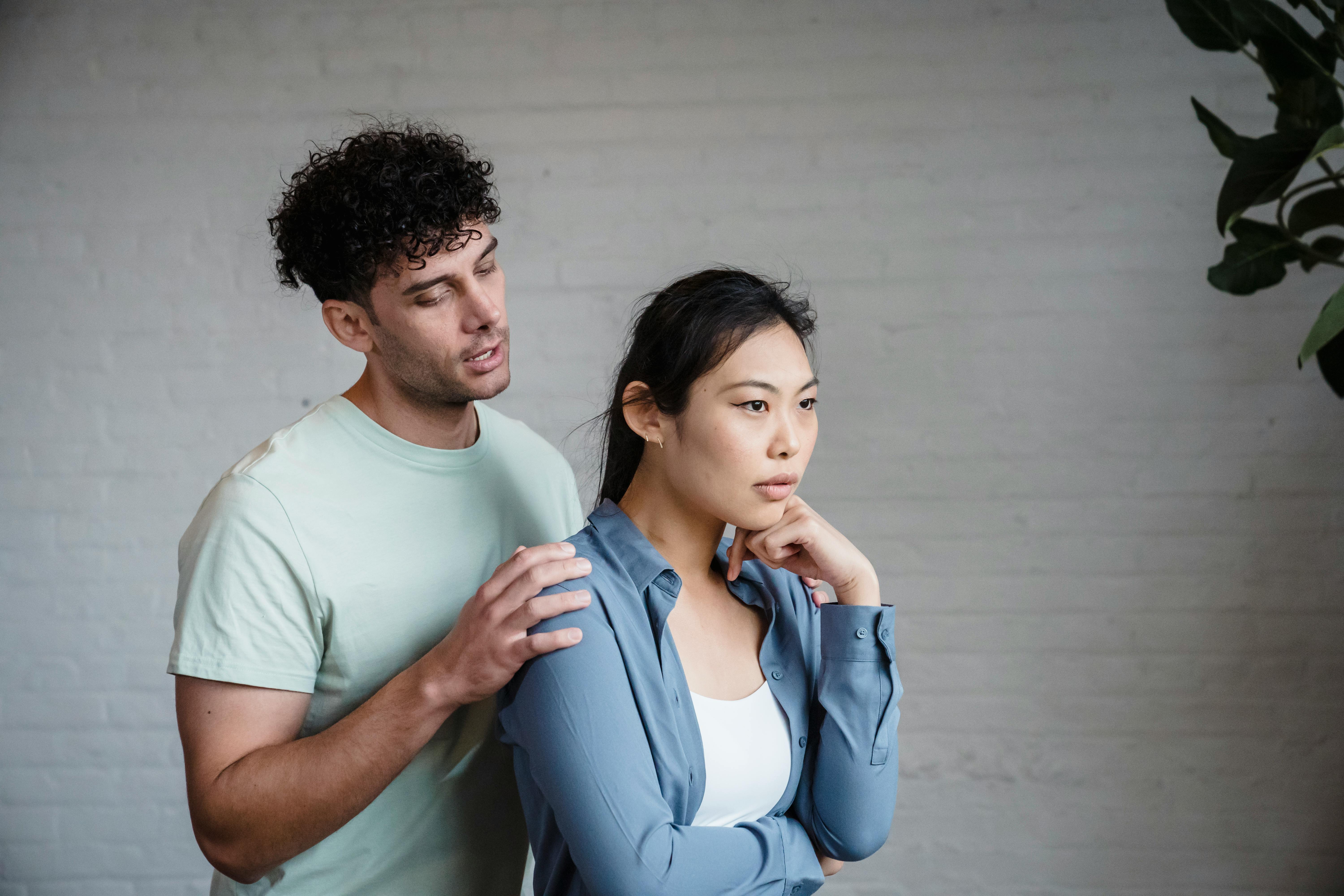 A man comforting his woman | Source: Pexels