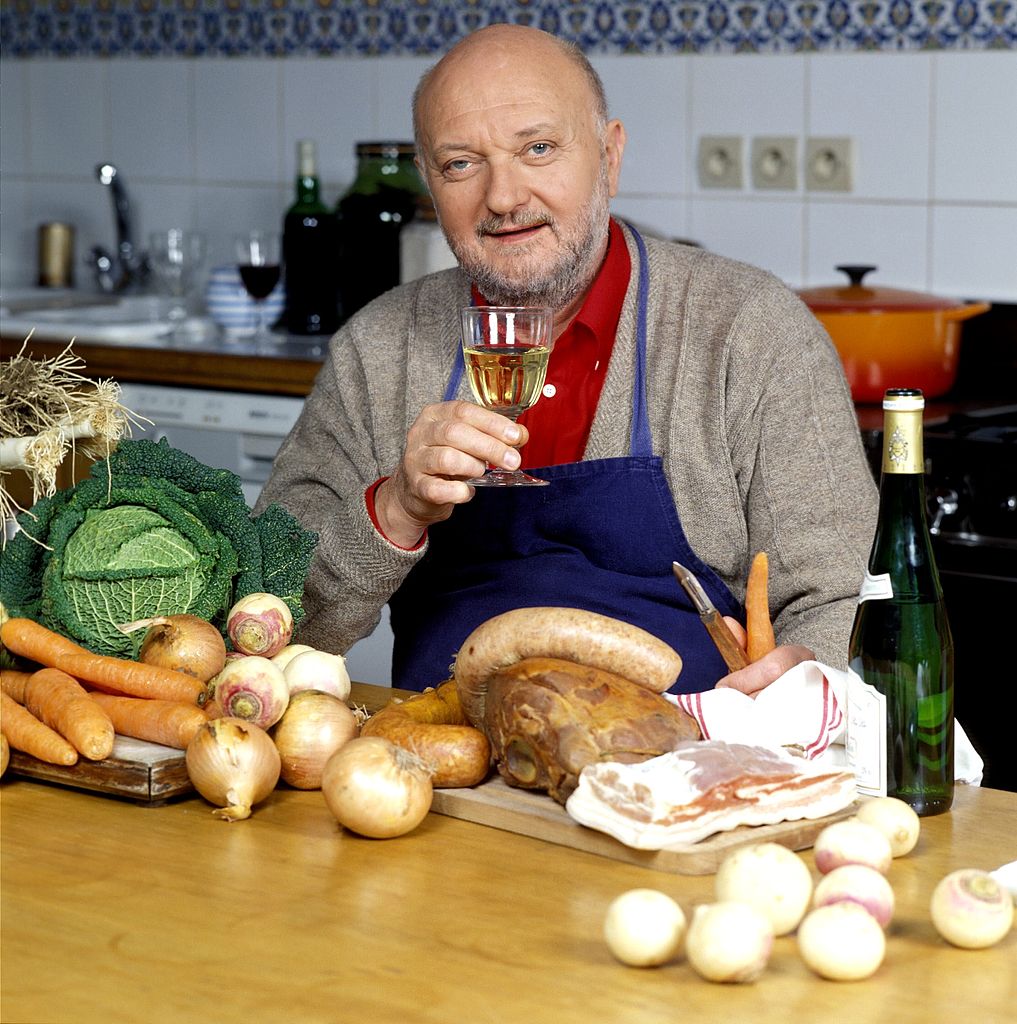 : Jean-Pierre Coffe, présentateur de télévision, écrivain en France en février 1993. | Photo : Getty Images
