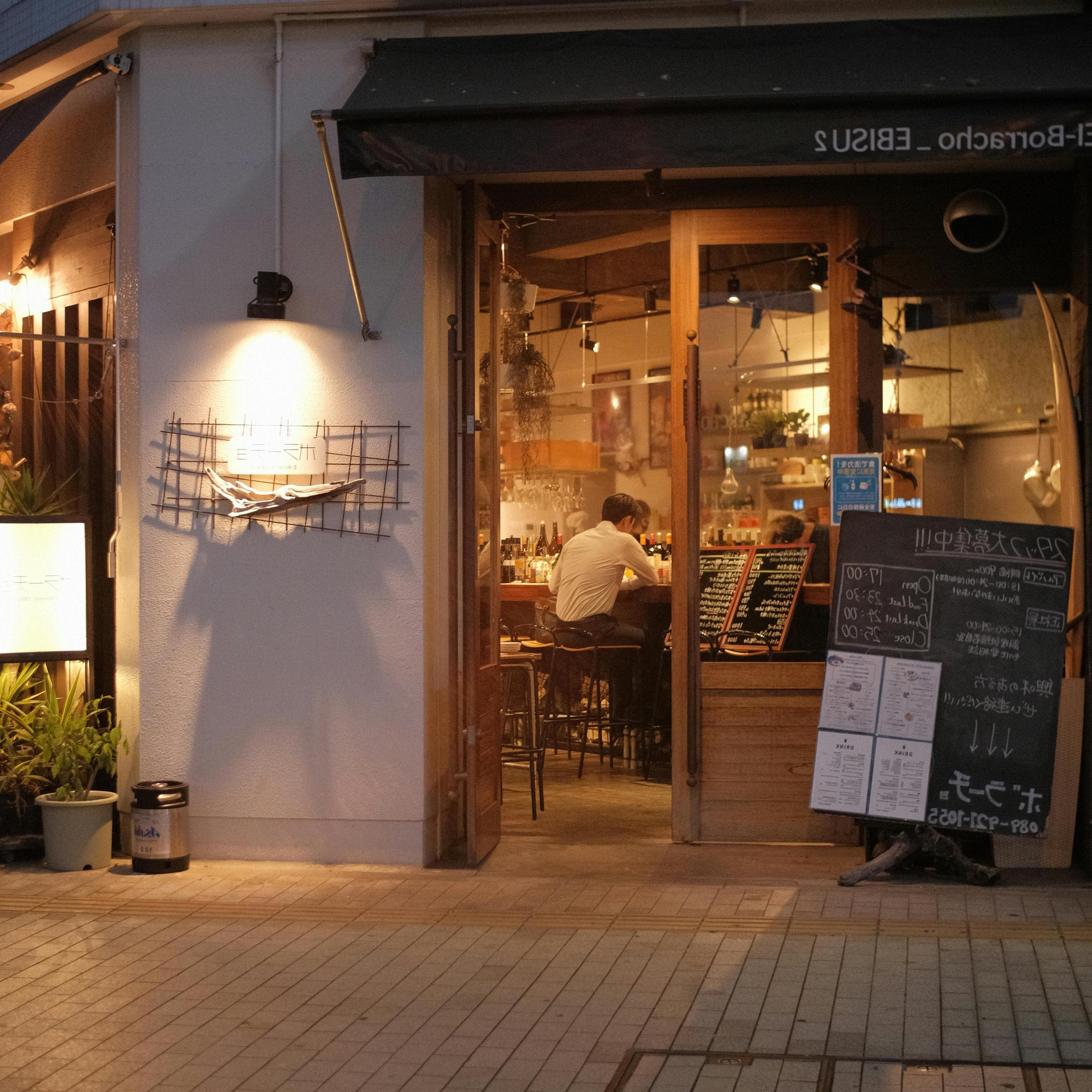 The exterior of a warmly-lit restaurant at night | Source: Pexels