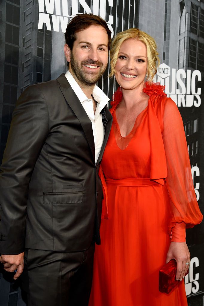 Josh Kelley and Katherine Heigl at the CMT Music Awards on June 7, 2017 | Photo: Getty Images