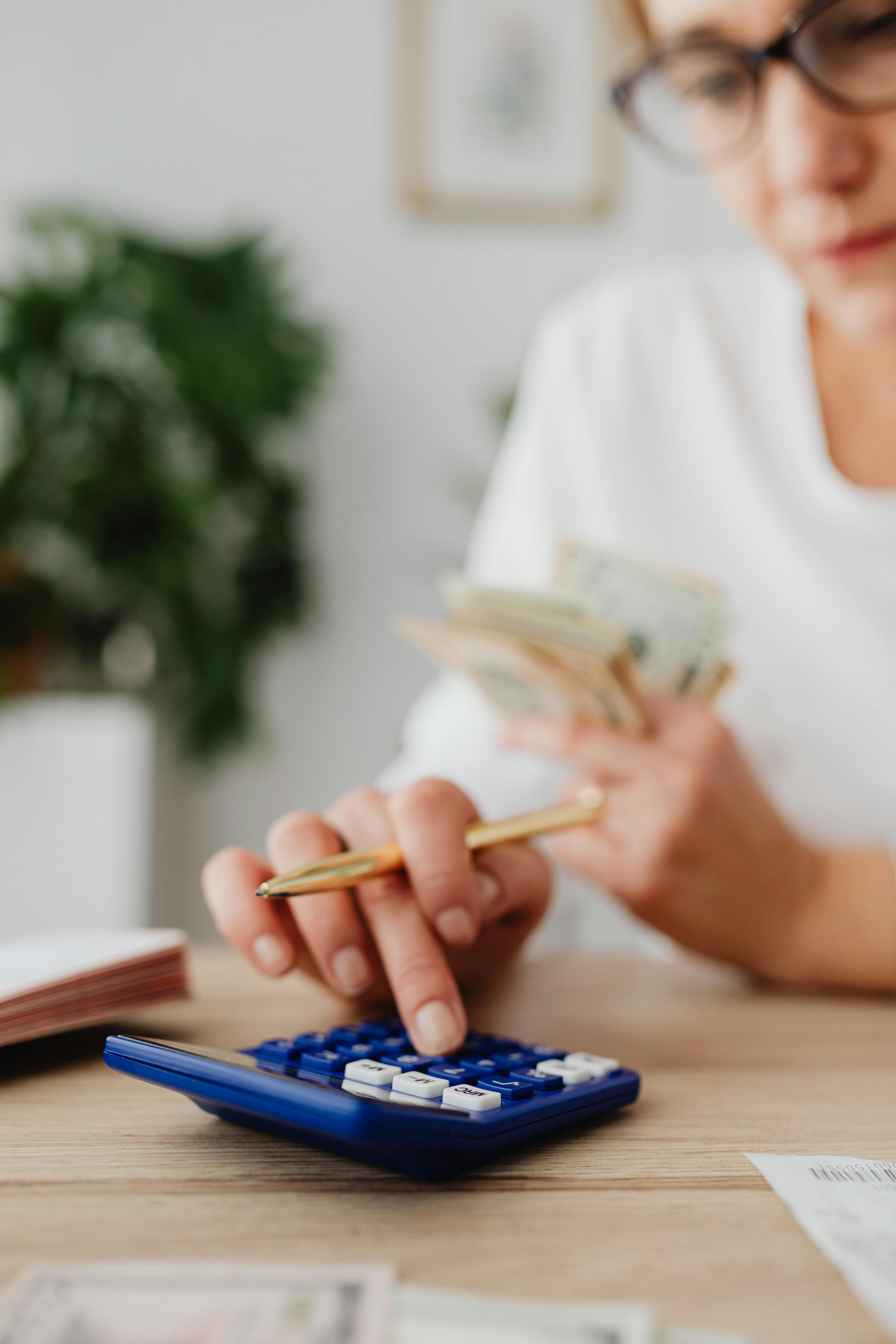 A woman budgeting | Source: Pexels