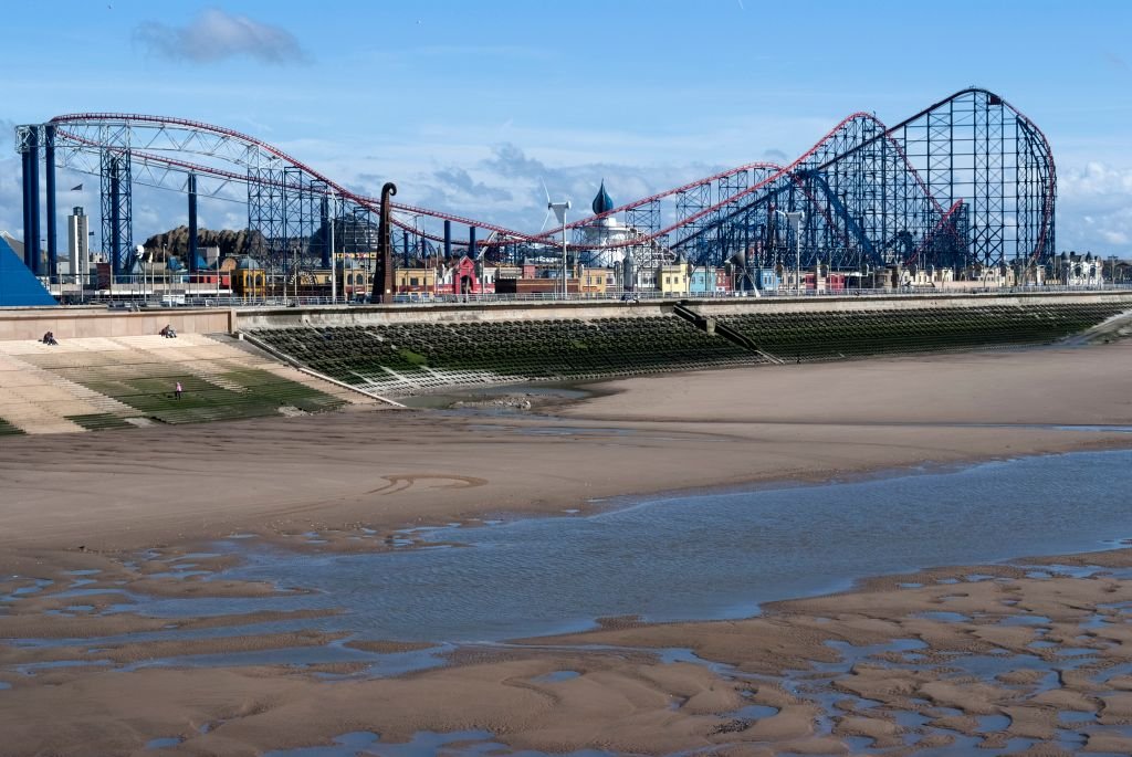 Die 'Big One'-Achterbahn vom Pier aus gesehen, Blackpool Pleasure Beach, Blackpool, Lancashire, England. Künstler Ethel Davies. (Foto von damals und heute Bilder) I Quelle: Getty Images