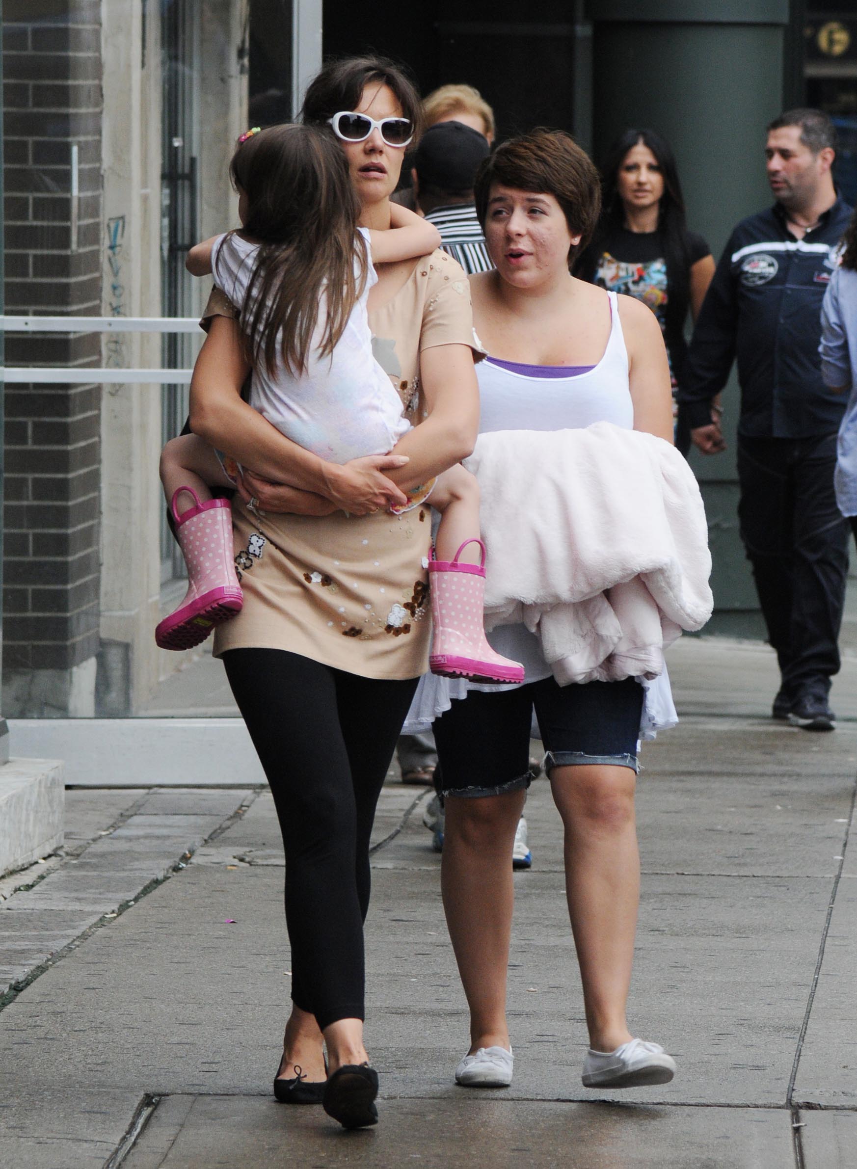 Suri Cruise, Katie Holmes and Isabella Cruise seen on the streets of Toronto on August 22, 2010 in Toronto, Ontario, Canada. | Source: Getty Images