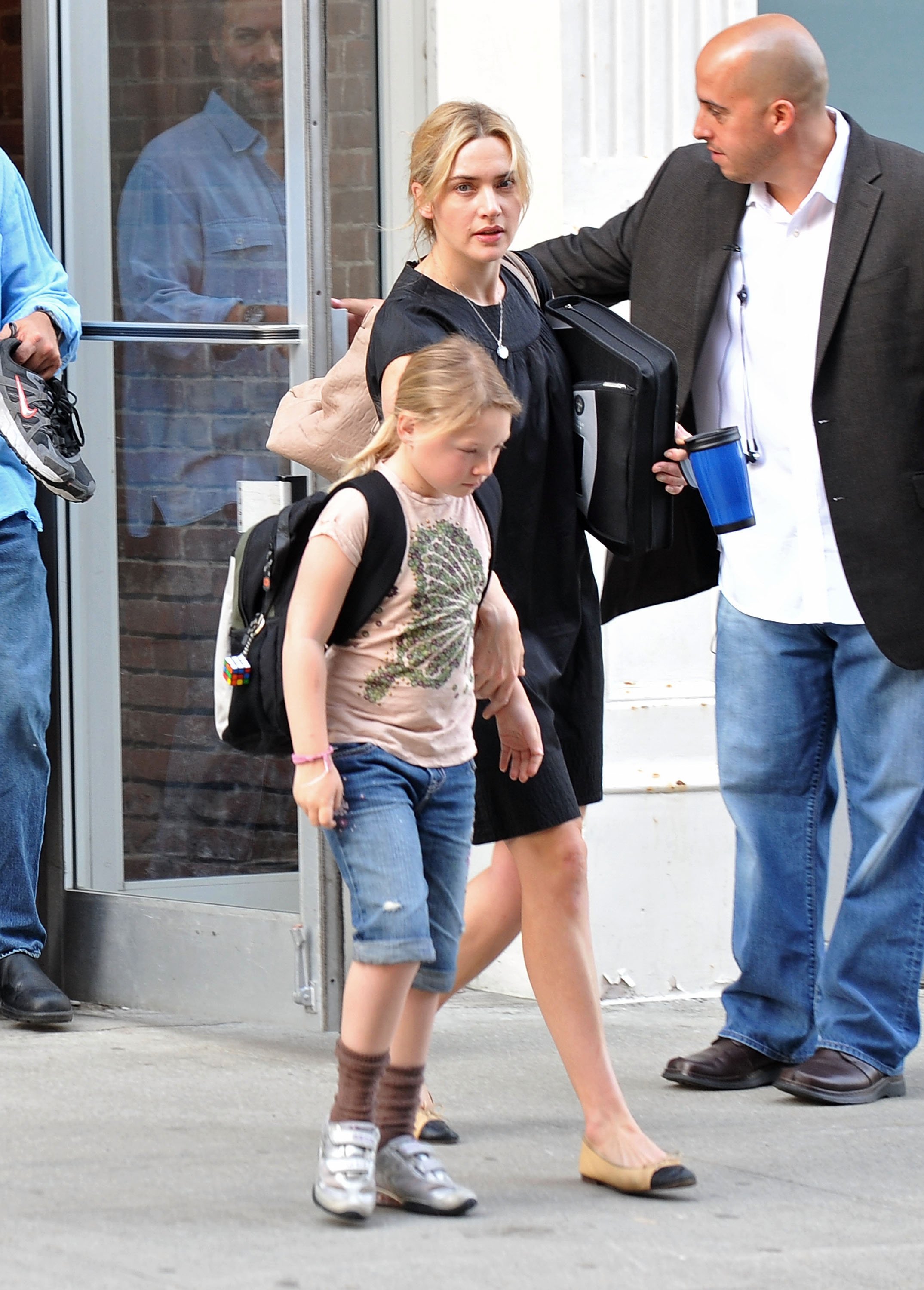 Kate Winslet y su hija Mia fueron vistas en las calles de Manhattan, el 8 de abril de 2010 en Nueva York. | Foto: Getty Images