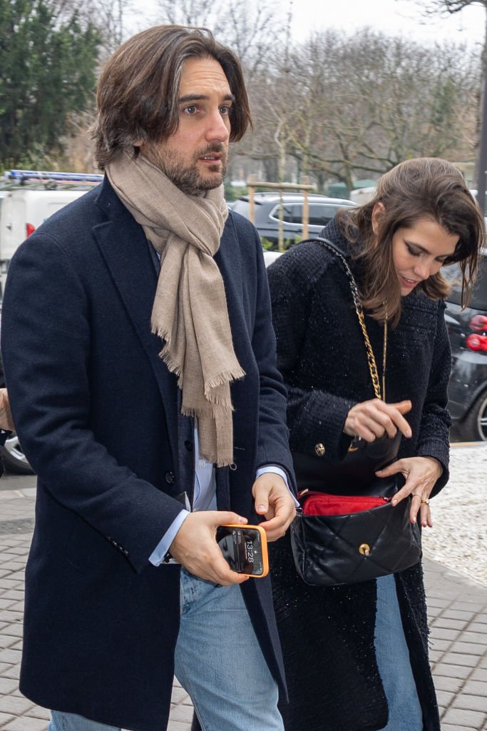 Dimitri Rassam et Charlotte Casiraghi arrivent au déjeuner privé CHANEL au Restaurant La Réserve le 25 janvier 2022 à Paris, France. | Photo : Getty Images