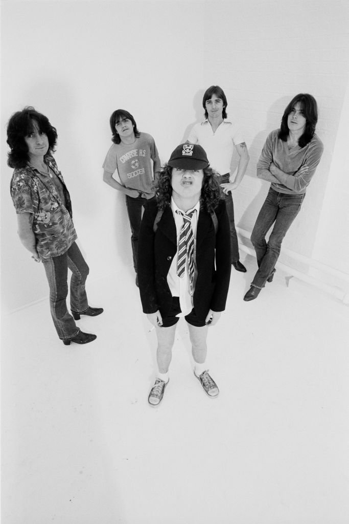 Le groupe de rock australien AC/DC pose dans un studio à Londres en août 1979. De gauche à droite : Malcolm Young, Bon Scott, Angus Young, Cliff Williams et Phil Rudd. | Photo : Getty Images