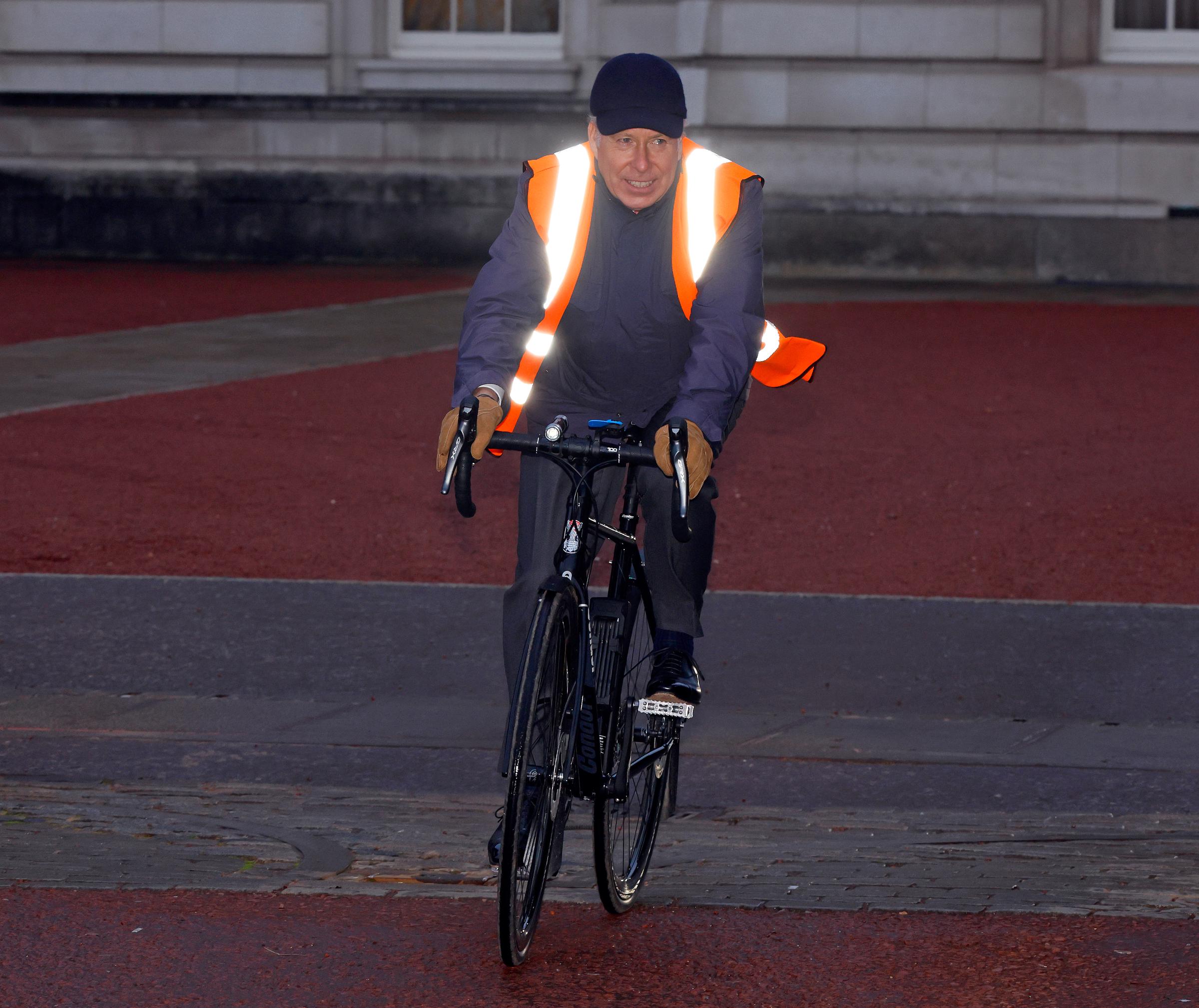 David Armstrong-Jones, the Earl of Snowdon, made one of the most talked-about entrances of the day as he arrived at Buckingham Palace on two wheels. Dressed in a high-vis vest and winter gloves, his practical yet unorthodox mode of transport immediately caught the attention of onlookers and royal watchers alike.