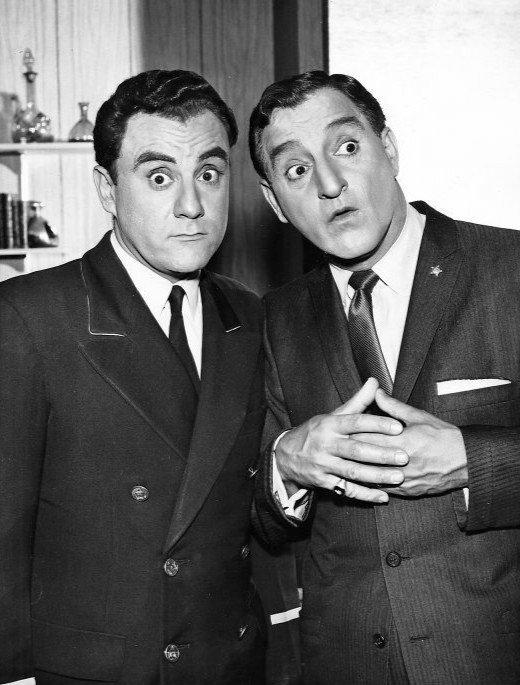 Bill Dana et Danny Thomas dans une scène de l'émission de télévision "The Danny Thomas Show" vers 1961. | Photo : Wikimedia Commons
