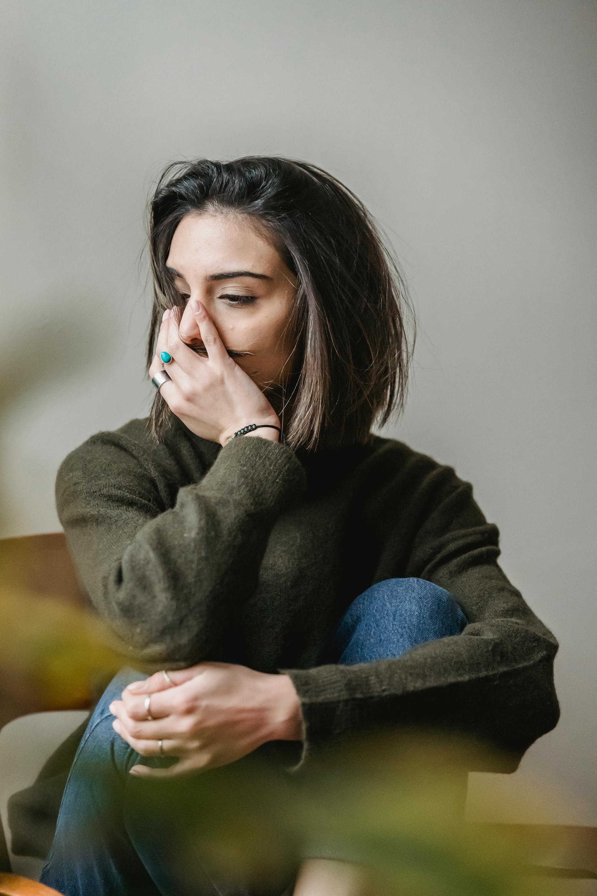 A sad woman sitting on the couch | Source: Pexels