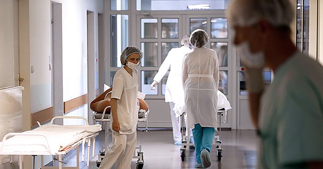 Des infirmières dans un couloir d'hôpital. | Photo : Pixabay