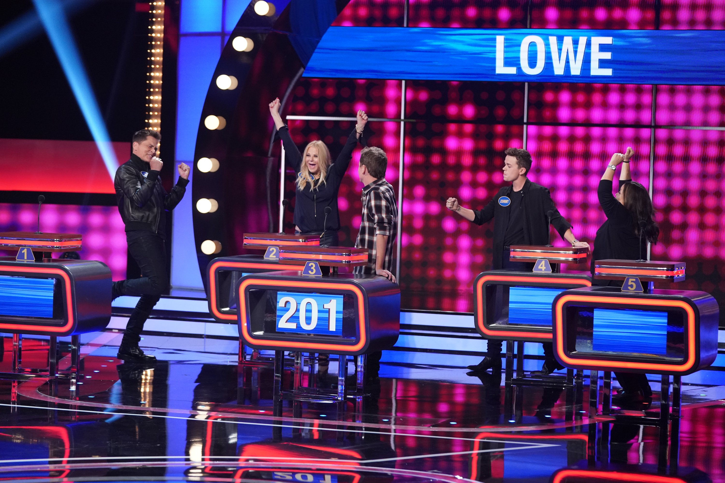 Berkoff, Lowe and family in the hilarious season 7 premiere episode of Family Feud on ABC. | Source: Getty Images