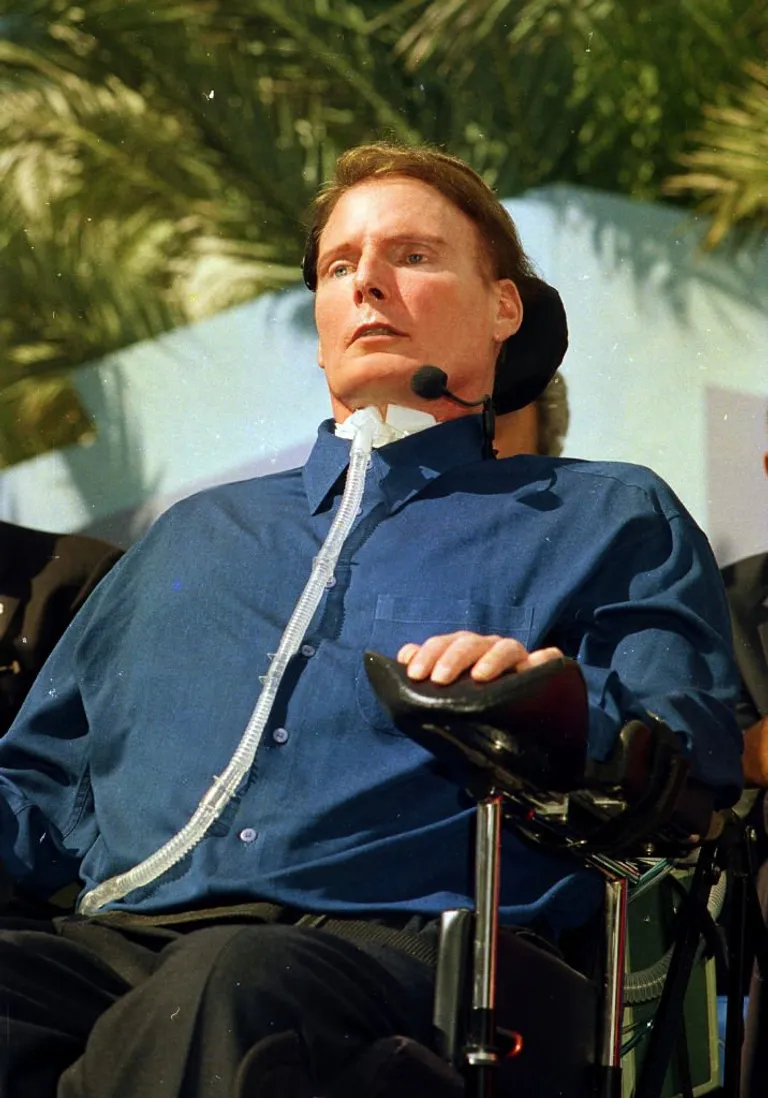 Christopher Reeve speaks at the dedication ceremony for the University of Miami School of Medicine's Lois Pope Life Center on October 26, 2000. | Photo: Getty Images