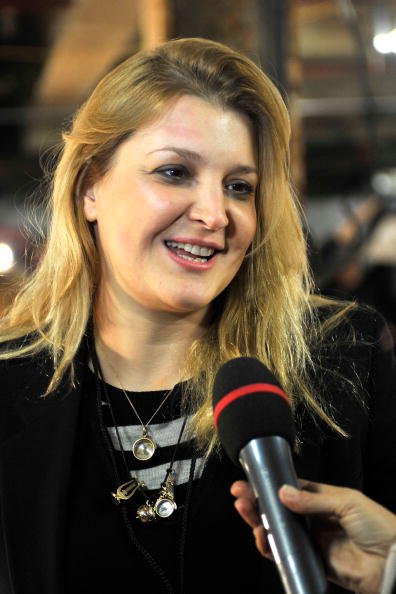 Sophia Kokosalaki prend la parole dans les coulisses du Diesel Black Gold Fall 2010 Fashion à New York. | Photo : GettyImage Sophia Kokosalaki prend la parole dans les coulisses du Diesel Black Gold Fall 2010 Fashion à New York. | Photo : GettyImage