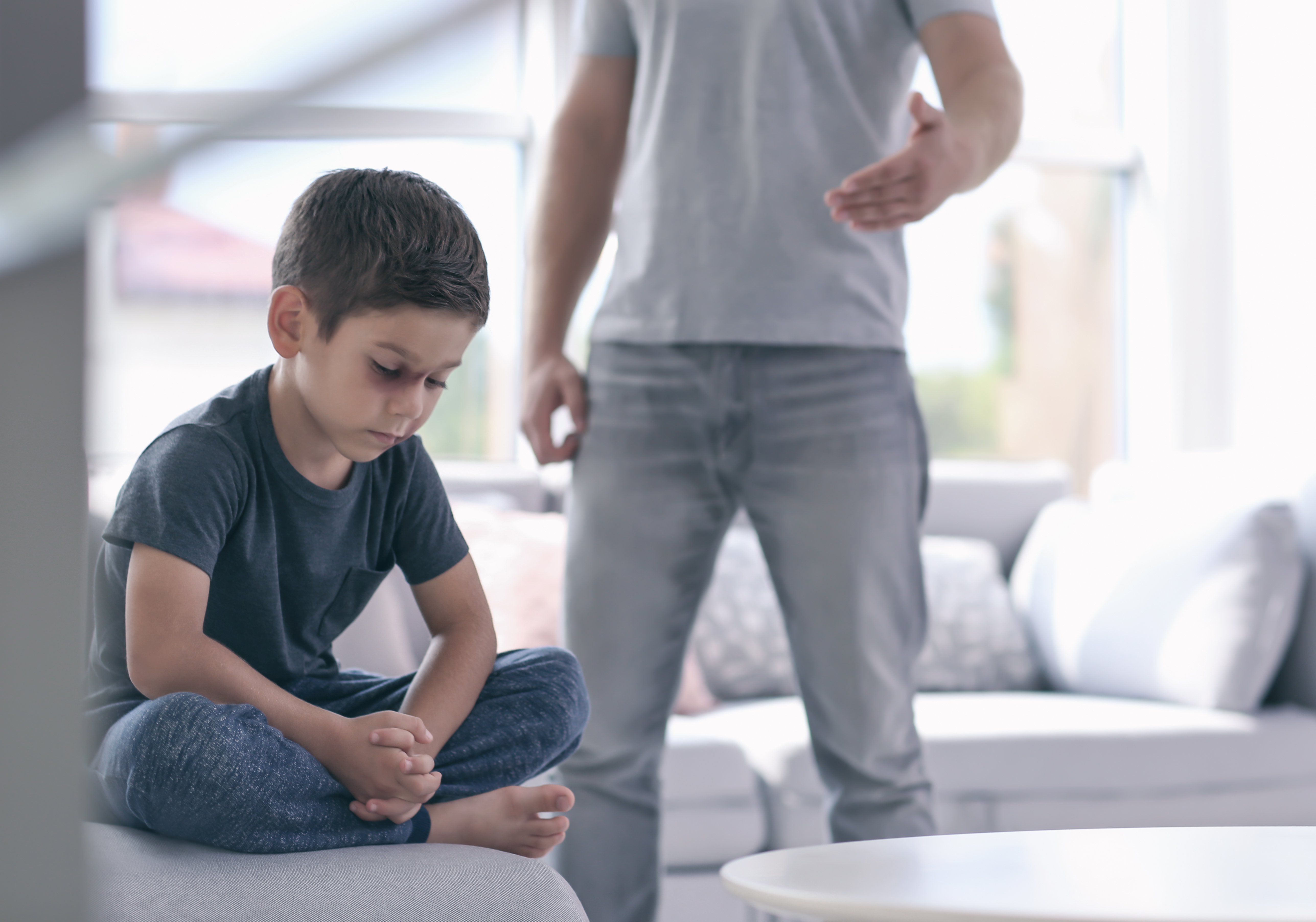 Un homme réprimande un petit garçon | Photo : Shutterstock