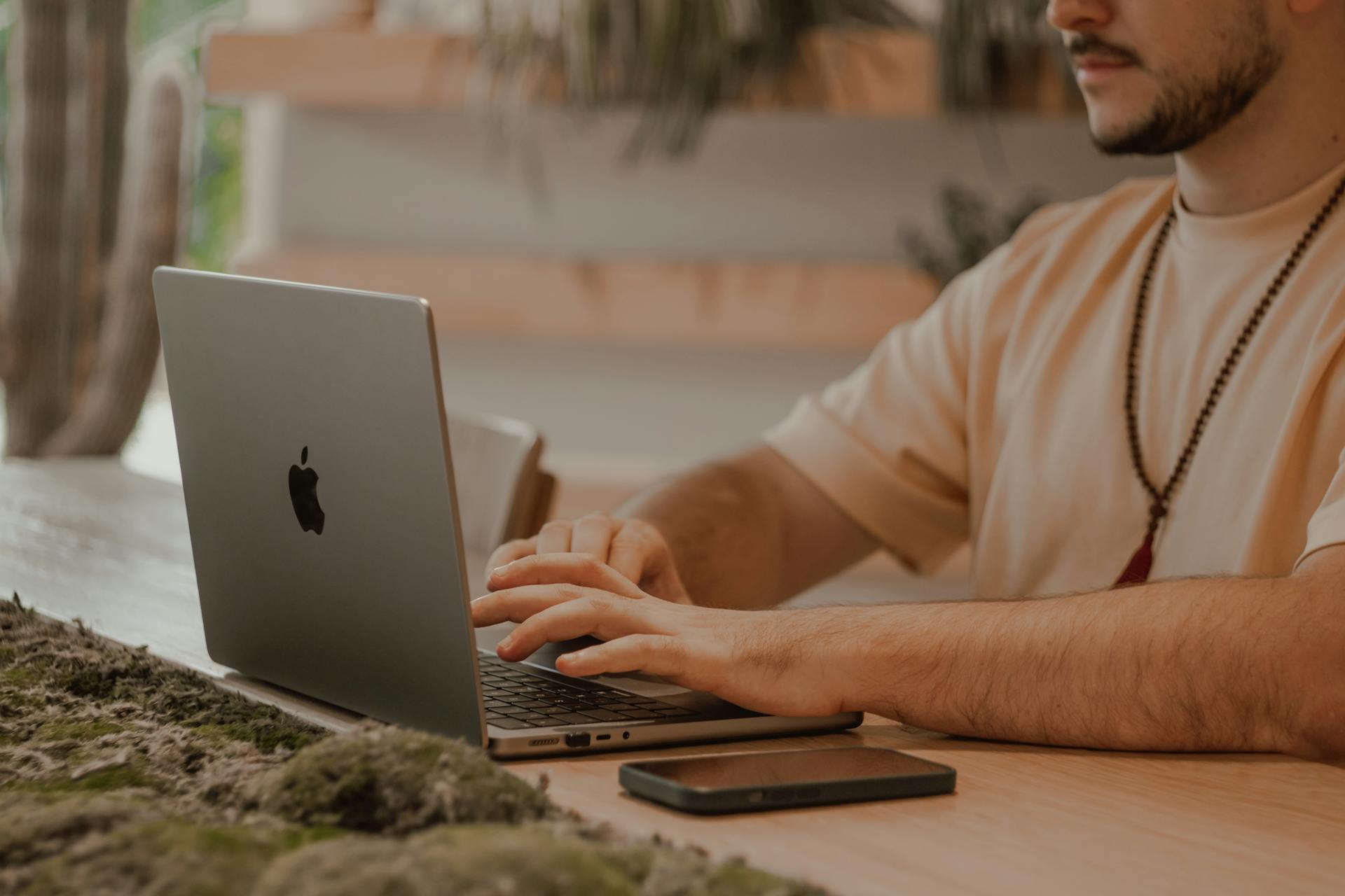 Un hombre trabajando en su computadora portátil | Fuente: Pexels