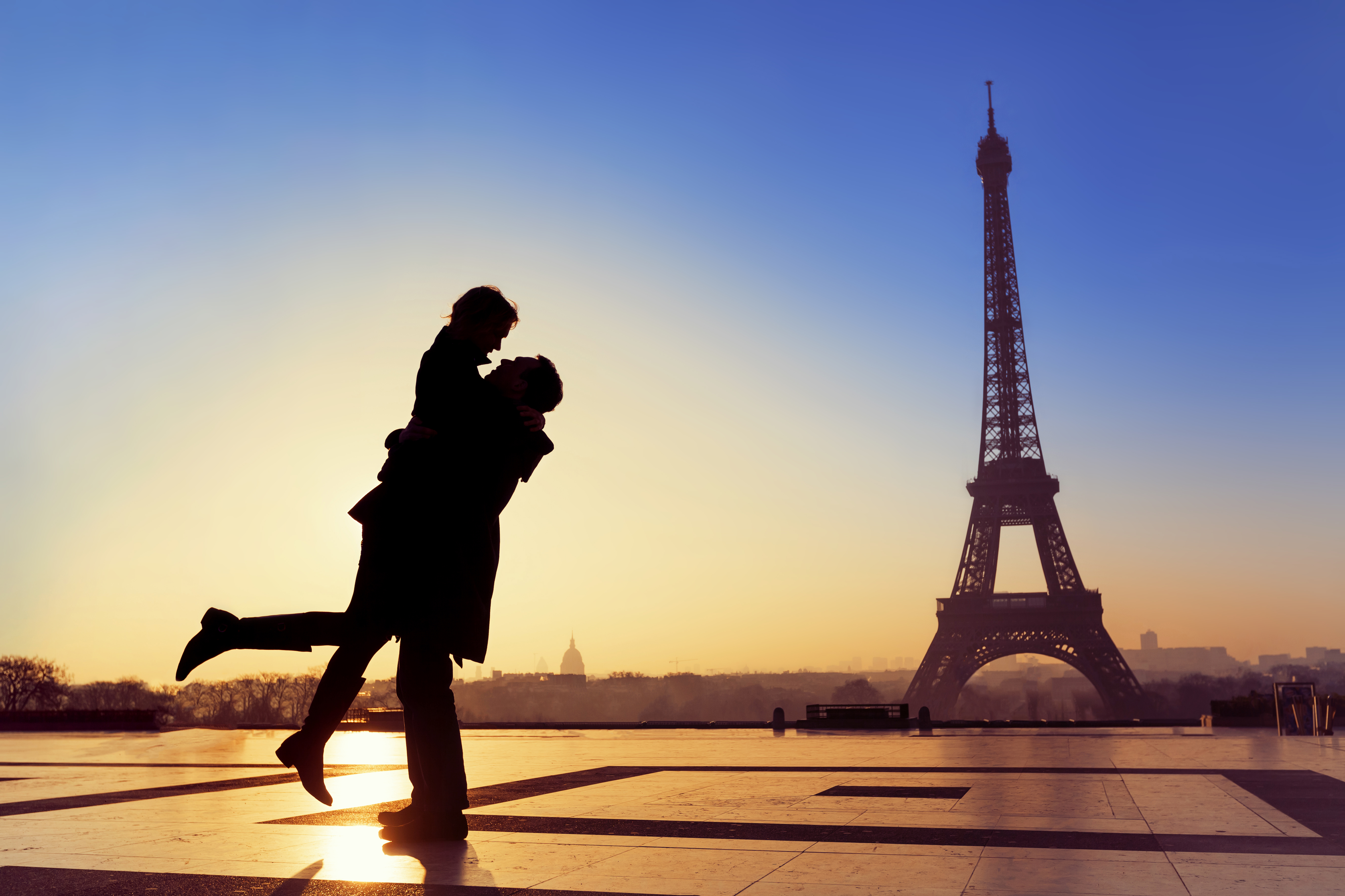 A silhouette photo of a couple in Paris | Source: Shutterstock