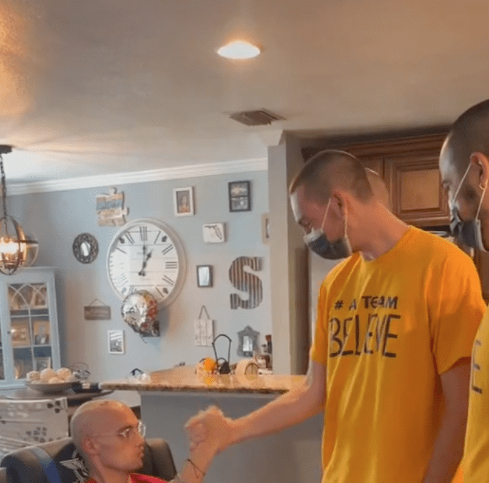 A man with cancer embraces his friends after they shave their heads to show their support | Photo: TikTok/ashtonpresleys
