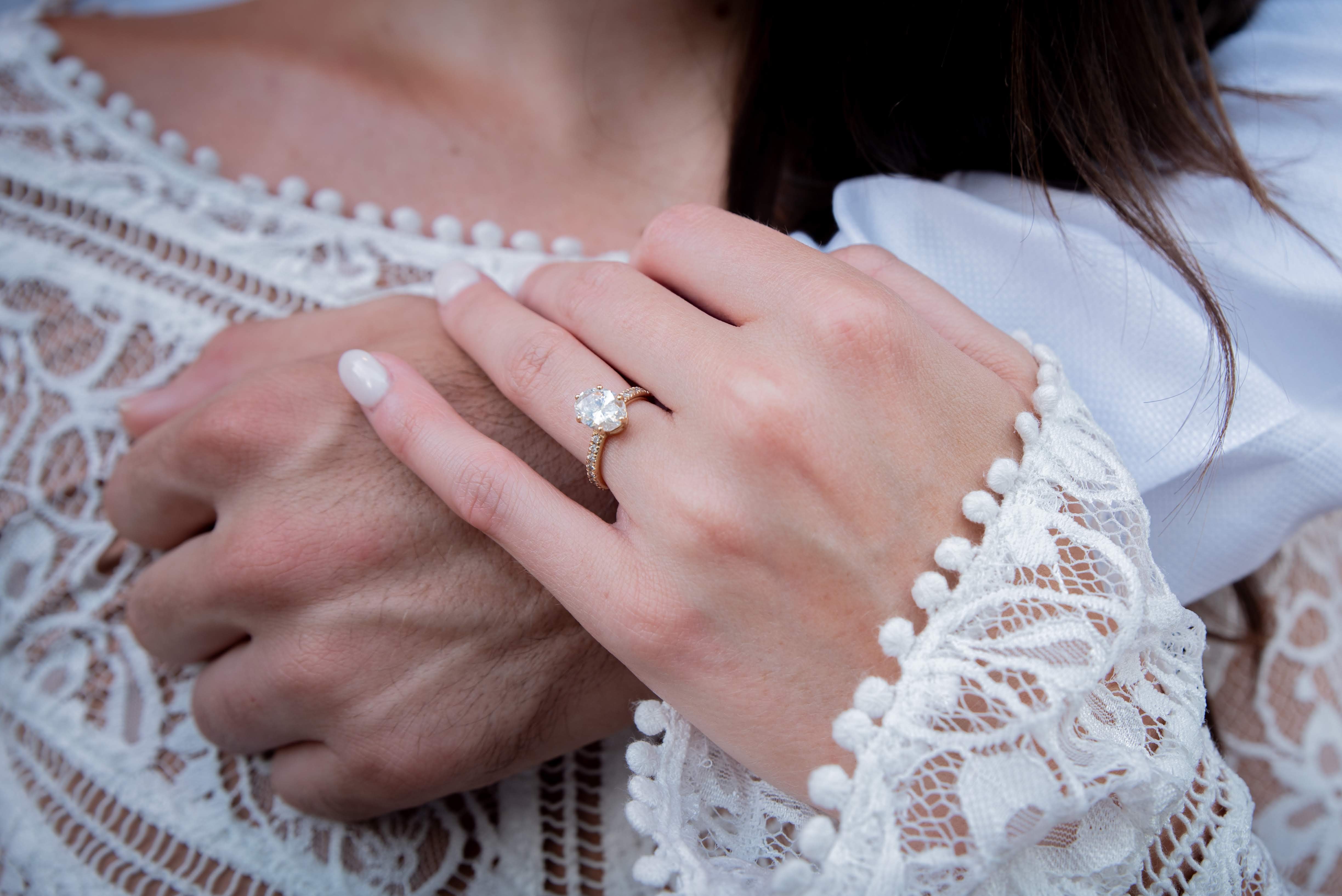 Newlywed bride flaunts her wedding ring | Photo: Unsplash