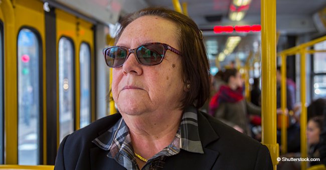 Eine ältere Dame setzte sich hinter den Busfahrer