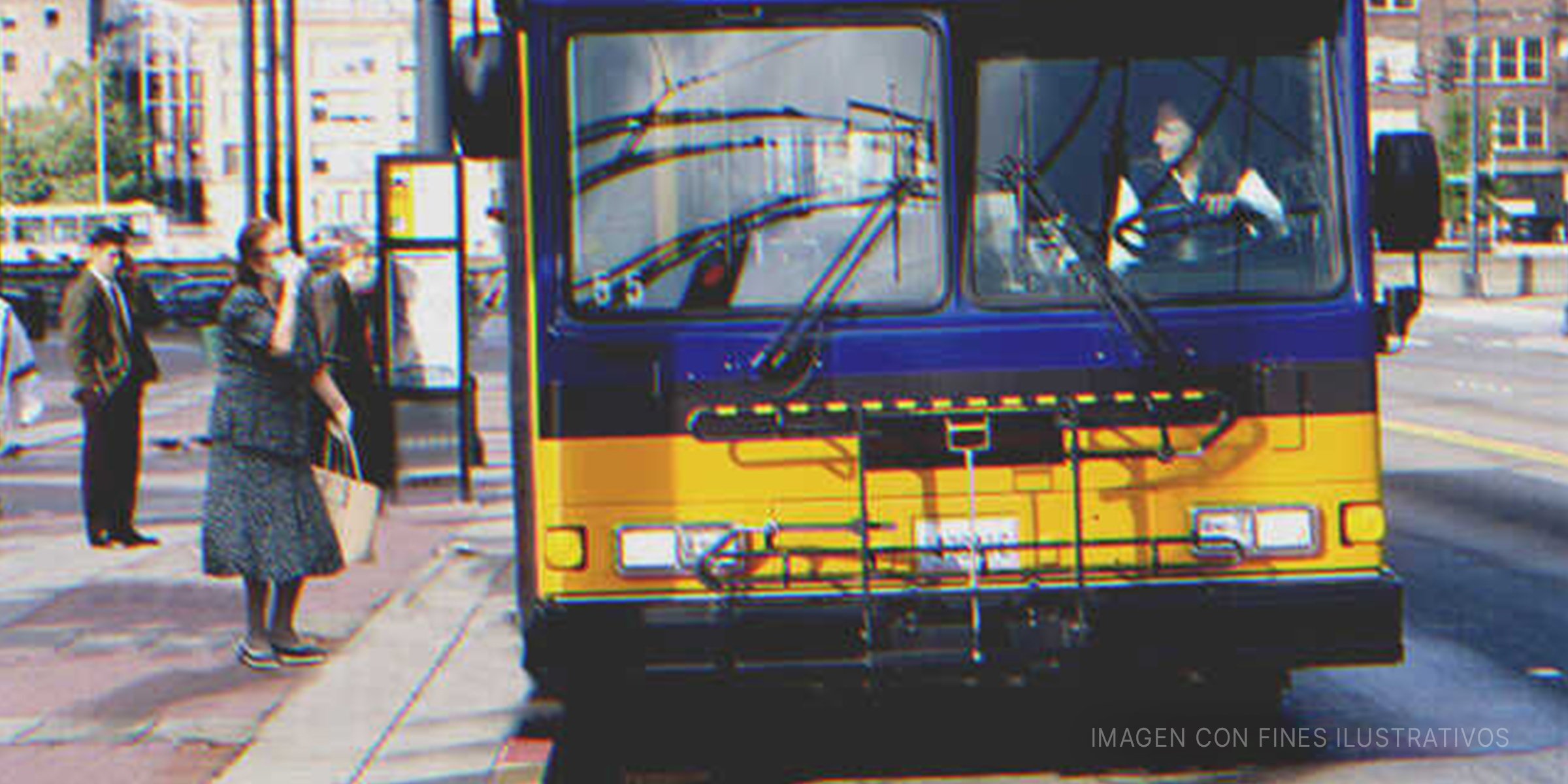 Mujer abordando un autobús | Foto: Getty Images | Shutterstock