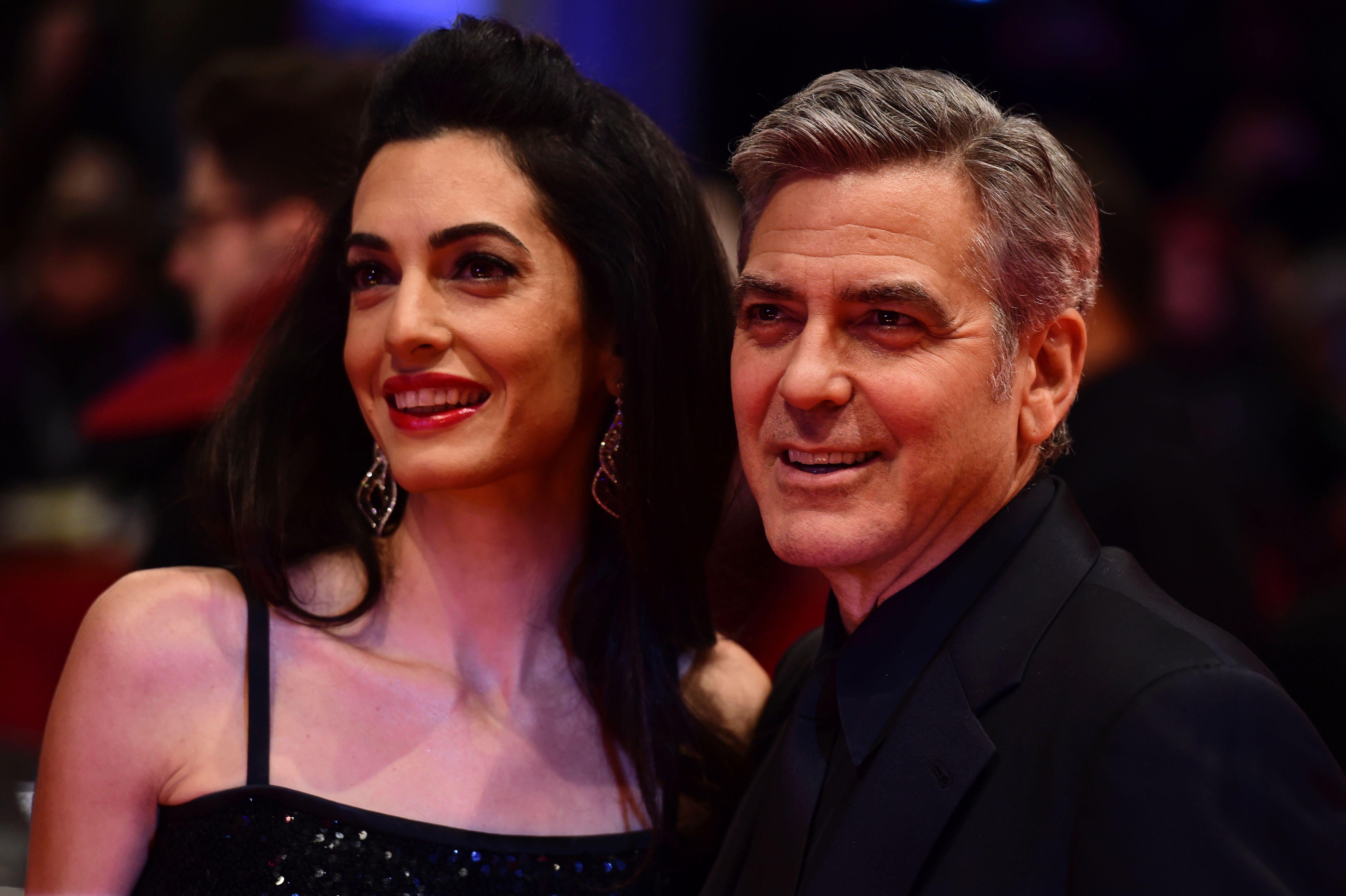 Amal y George Clooney en la 66ª edición del Festival de Cine Berlinale de Berlín, el 11 de febrero de 2016. | Foto: Getty Images