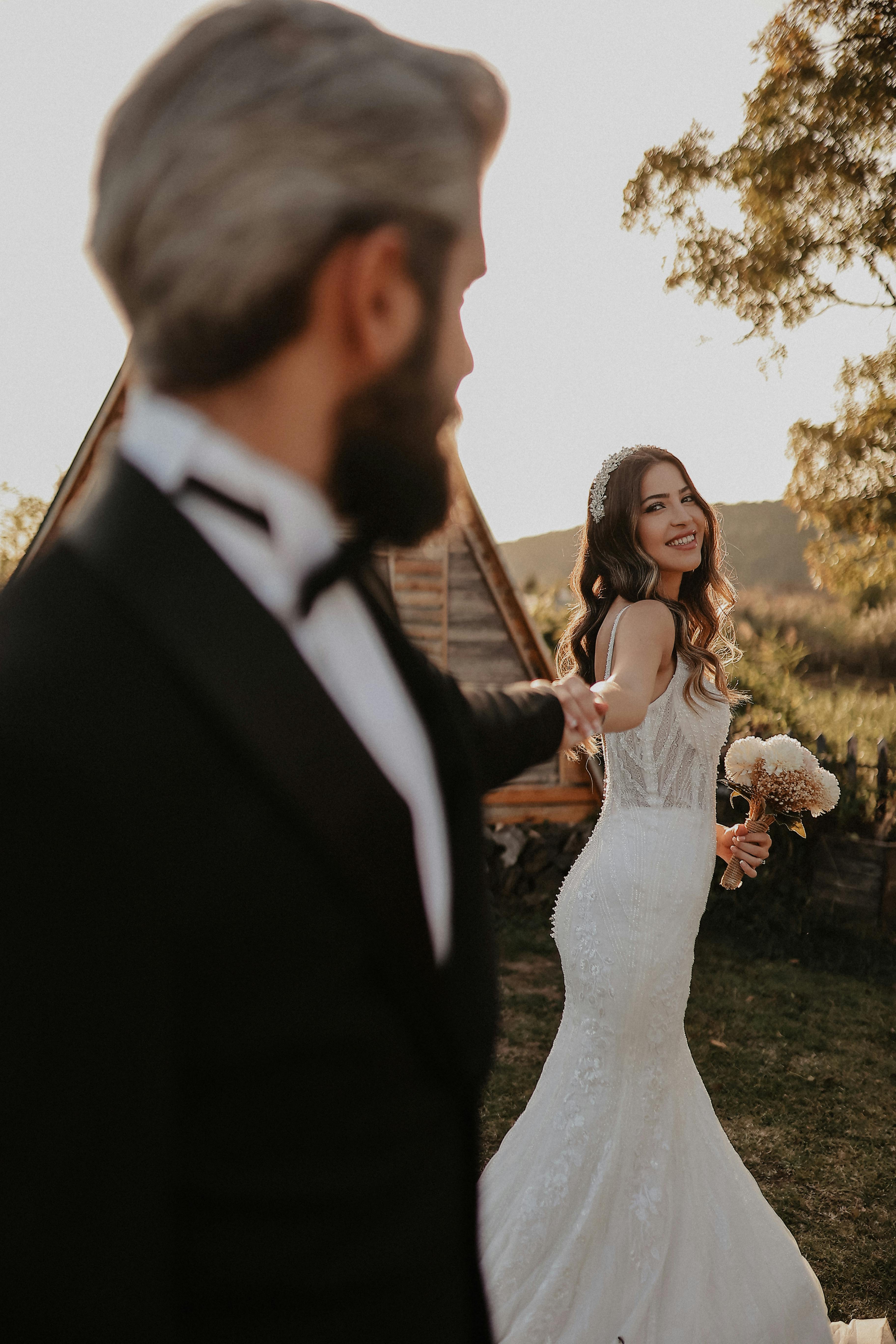 A bride and groom posing out at sunset | Source: Pexels