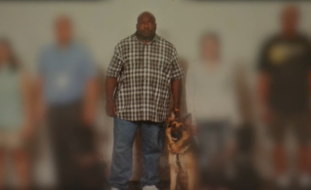 Kevin Coachman und sein Hund Lucca | Quelle: YouTube/ABC 7 Chicago Kevin Coachman und sein Hund Lucca | Quelle: YouTube/ABC 7 Chicago