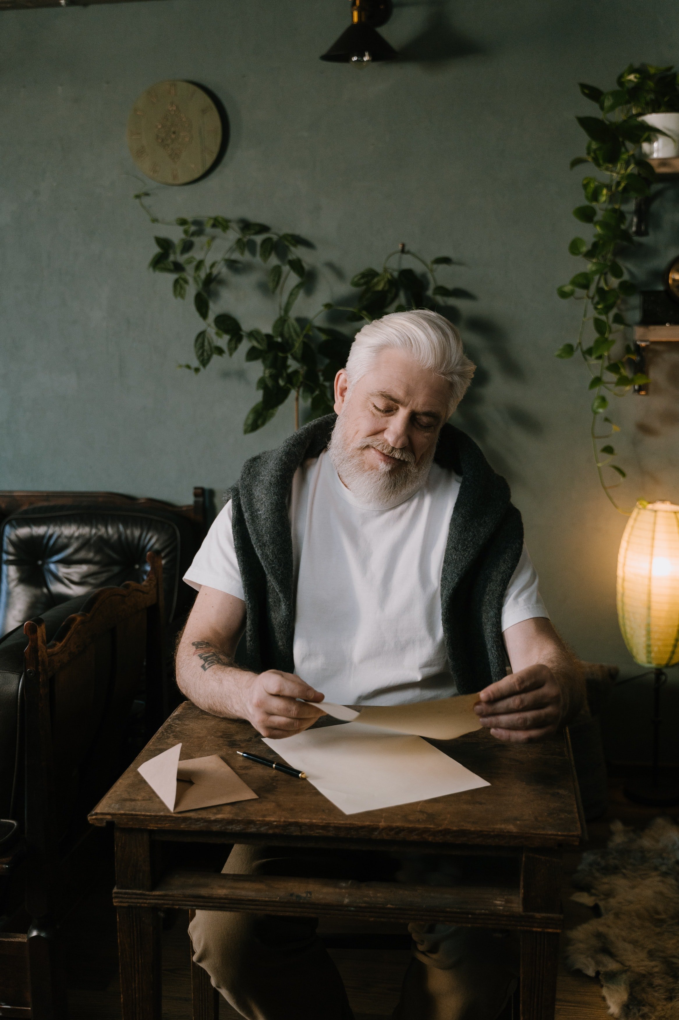 Joseph had asked someone to put a note on the bench on his behalf. | Photo: Pexels