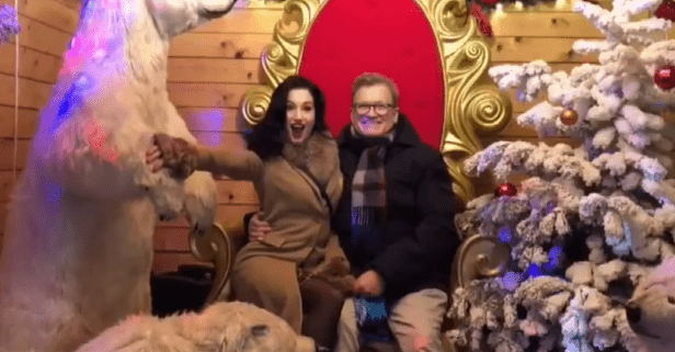 Drew Carey and Amie Harwick enjoying the Christmas holidays. | Source: YouTube/Inside Edition.