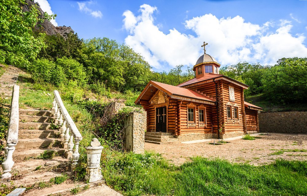 A wooden church in mountains scene | Photo: Shutterstock