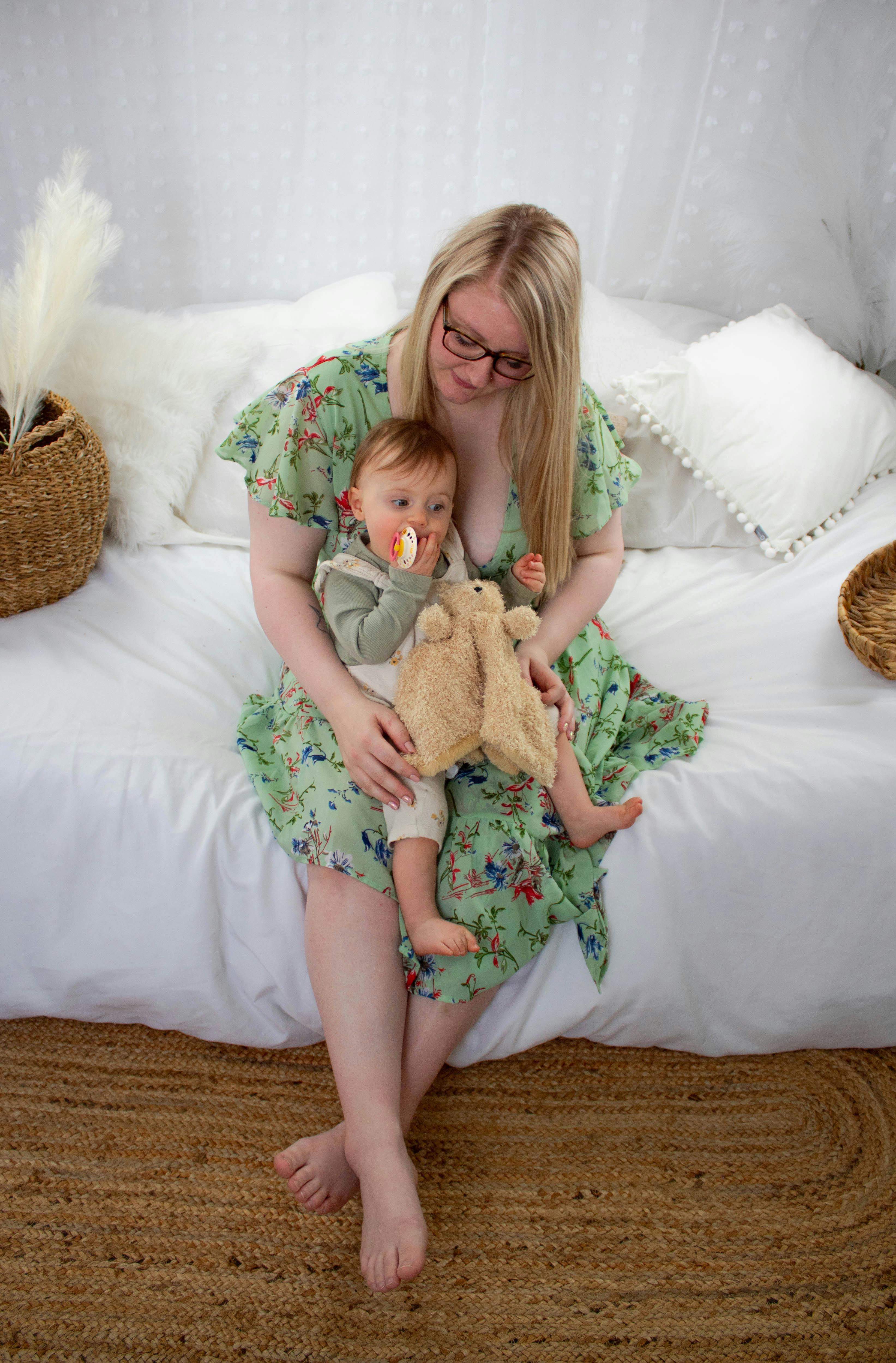 A woman holding her baby | Source: Pexels