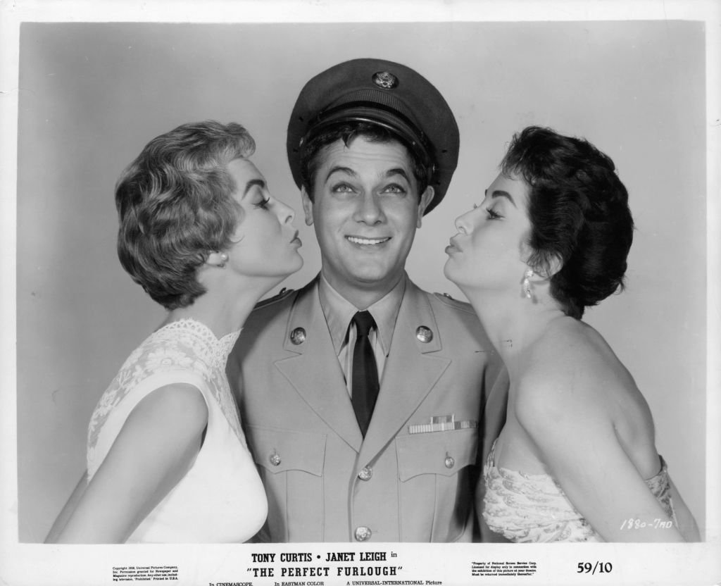 Tony Curtis anticipa los besos de Janet Leigh y Linda Cristal en el retrato publicitario de la película 'The Perfect Furlough', 1958. | Foto: Getty Images Tony Curtis anticipa los besos de Janet Leigh y Linda Cristal en el retrato publicitario de la película 'The Perfect Furlough', 1958. | Foto: Getty Images