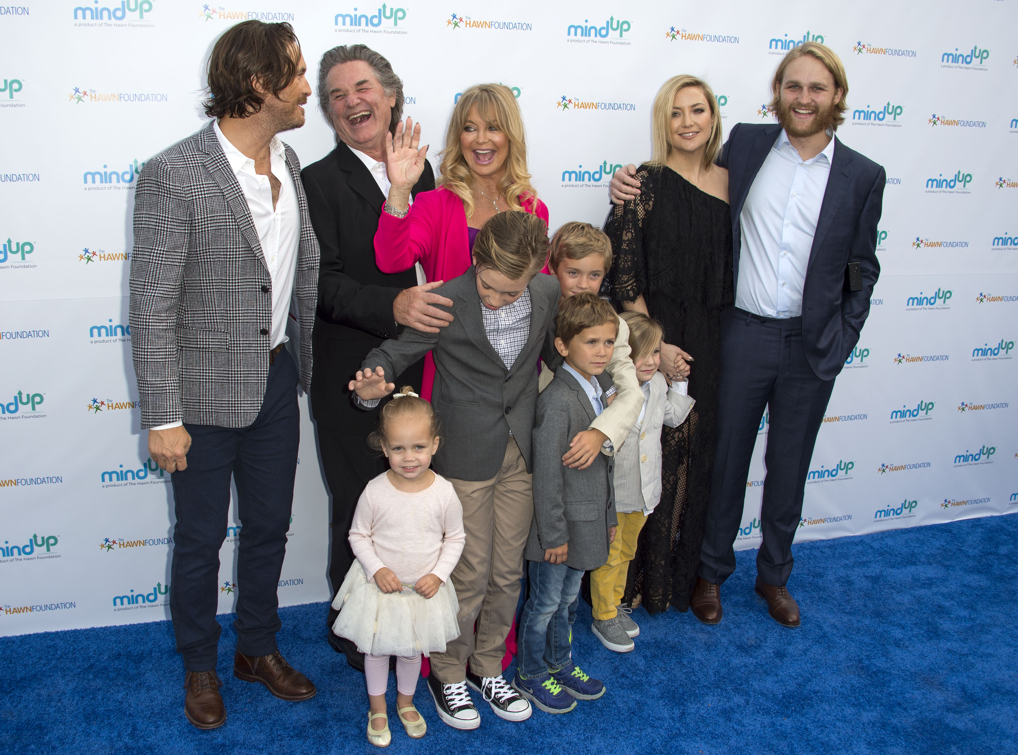 The entire Hawn-Hudson-Russell clan gathered for a rare family moment at Goldie’s Love In For Kids event in 2016. Spanning three generations, the group—including Goldie, Kurt, Kate, Oliver, and their children—posed together in Beverly Hills, celebrating both family and philanthropy with little Rio nestled among her siblings and cousins.