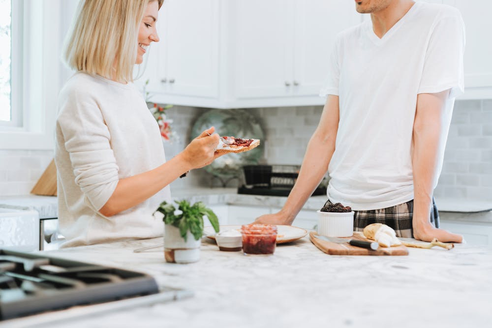 Couple dans la cuisine | Photo : Pexels