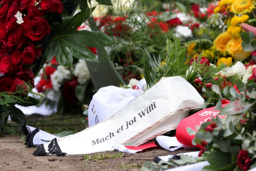 Blumenkränze werden während der Trauerfeier des Schauspielers Willi Herren auf dem Melaten Friedhof am 05. Mai 2021 in Köln ausgestellt. (Foto von Andreas Rentz) I Quelle: Getty Images