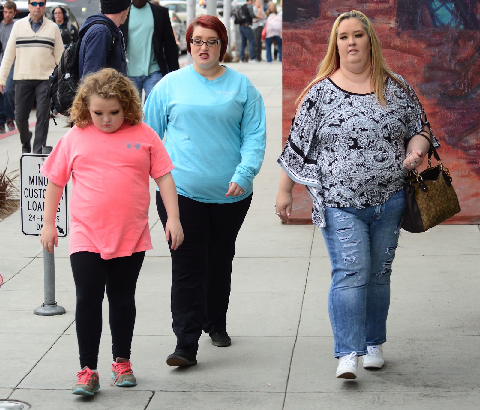 Mama June and her daughters spotted on January 18, 2016, in Los Angeles, California. | Source: Getty Images