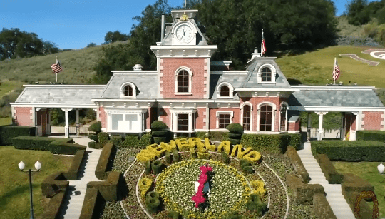 Une photo aérienne de Neverland Ranch. | Source : YouTube / Liam McEwan