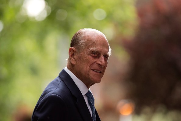 Le prince Philip, duc d'Édimbourg, arrive pour sa visite au Richmond Adult Community College à Richmond le 8 juin 2015 à Londres, en Angleterre. | Photo : Getty Images