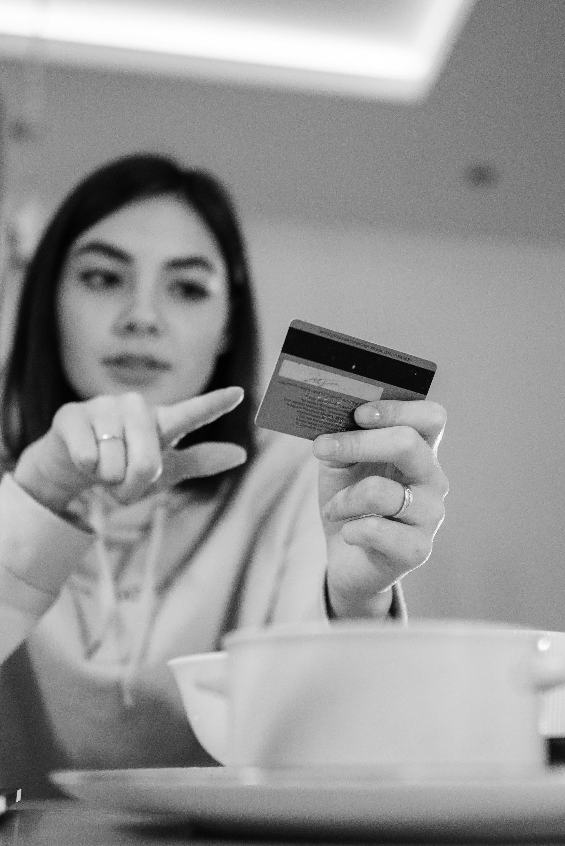 A woman holding a credit card | Source: Pexels