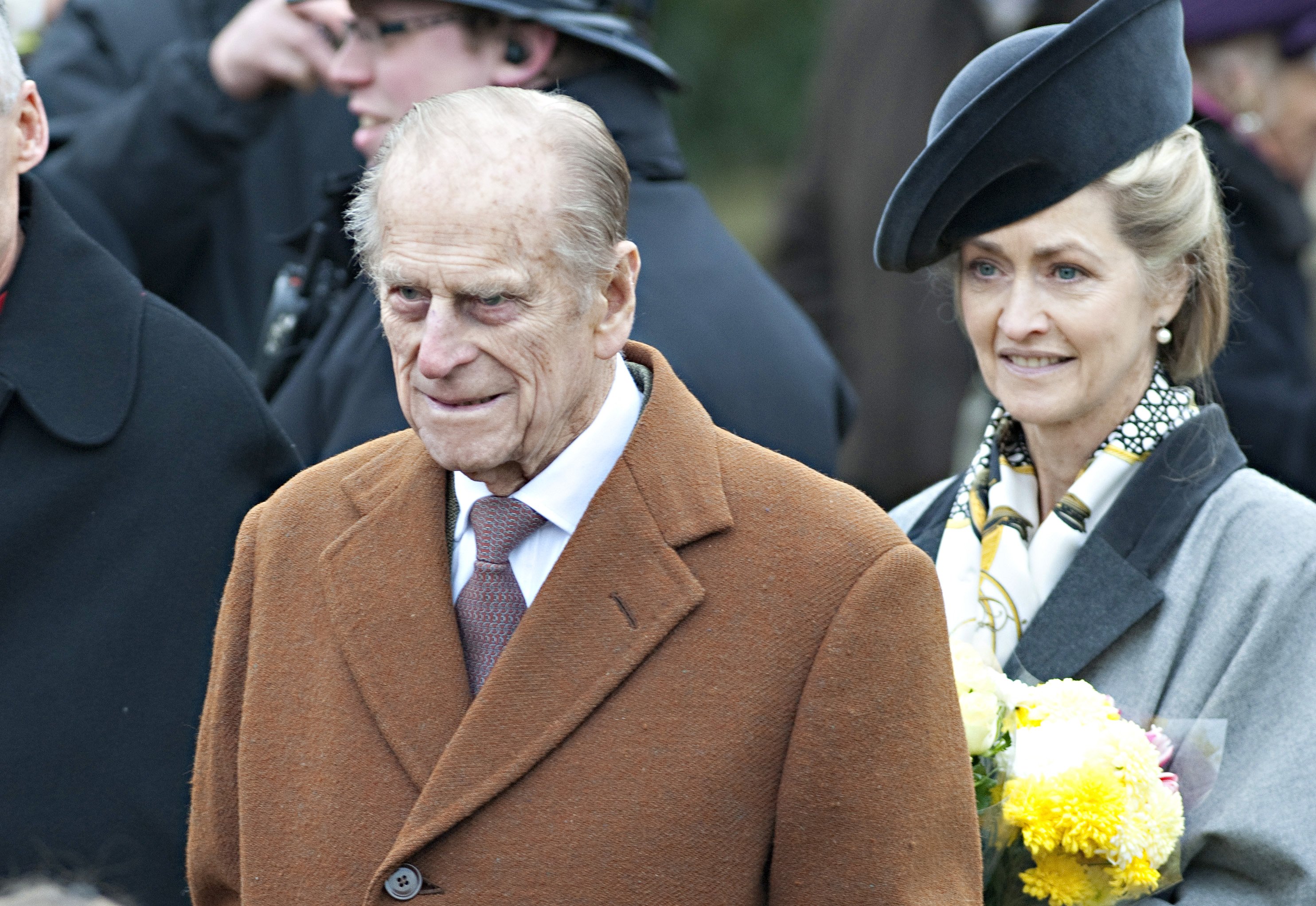 El príncipe Philip, duque de Edimburgo, y Lady Penny Brabourne en un servicio religioso dominical en la iglesia de Flitcham, en Norfolk, Inglaterra. | Foto: Getty Images