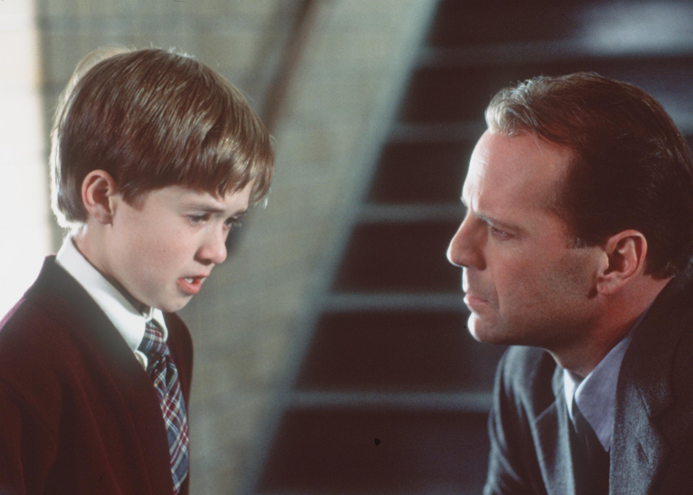 Child prodigy and Bruce Willis on the set of "The Sixth Sense," 1999 | Source: Getty Image