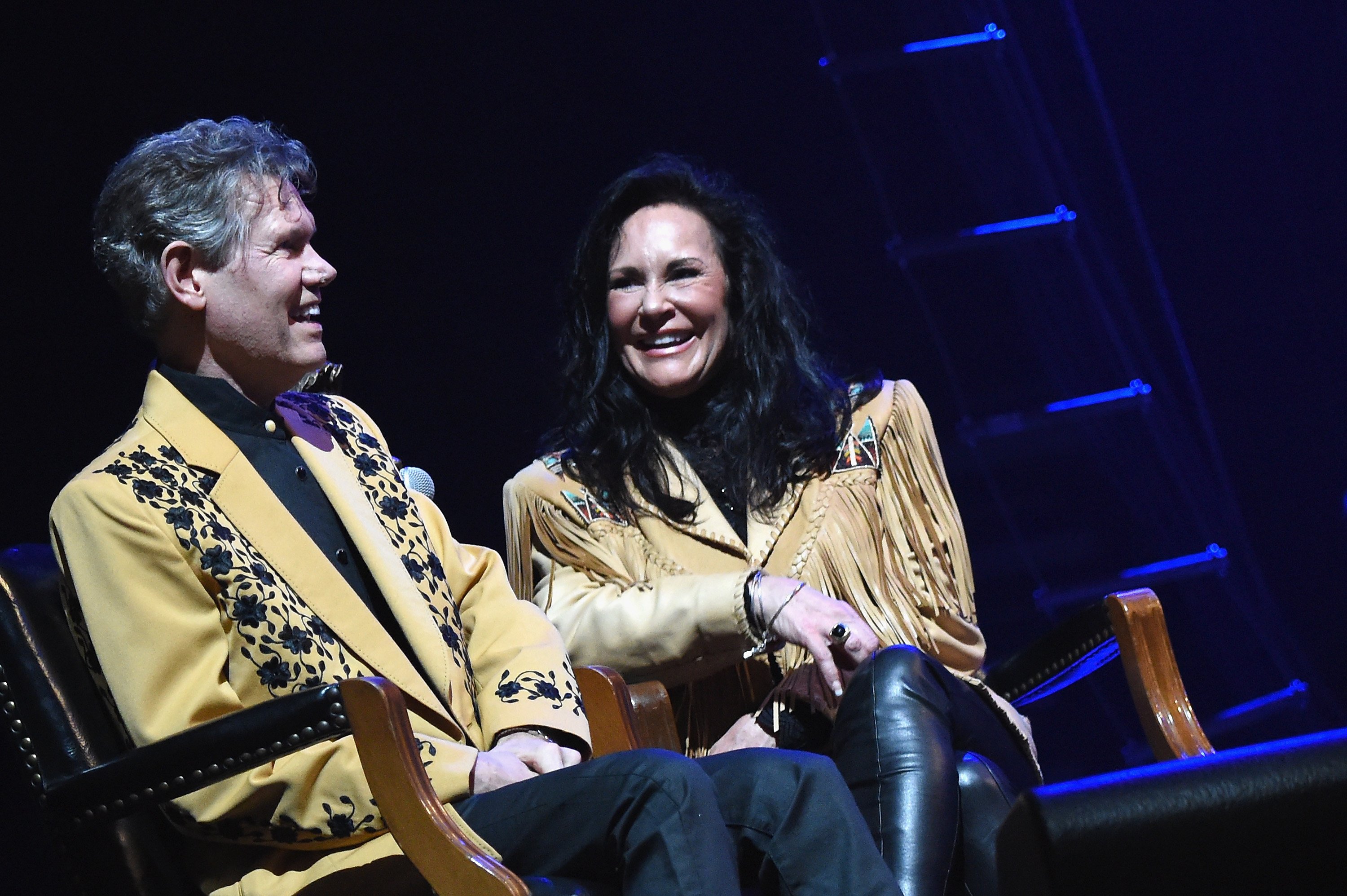 Randy Travis ve Mary Beougher sahnede "1 gece.  1 Yer.  1 Kez: Randy Travis'e Bir Kahramanlar ve Arkadaşlar Övgüsü" 8 Şubat 2017'de Nashville'de |  Kaynak: Getty Images